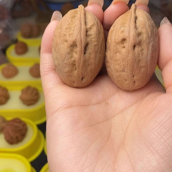 小***哥吊坠文玩核桃碧根果