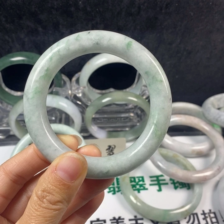 翡翠未镶嵌手镯24号。 54.6圈
