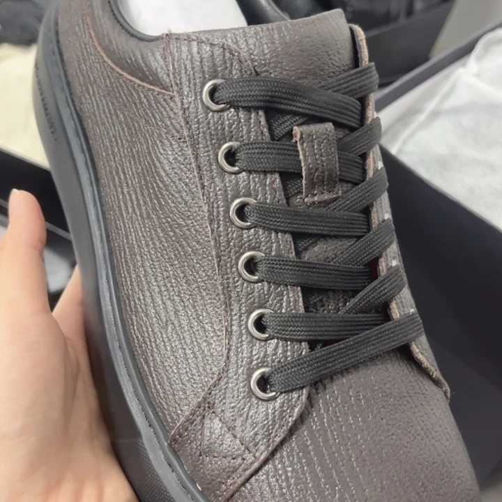 R****k42码黑底板鞋