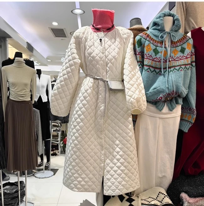 十三行2024冬季法式圆领排扣宽松A字长款米白色菱格棉服外套裙女