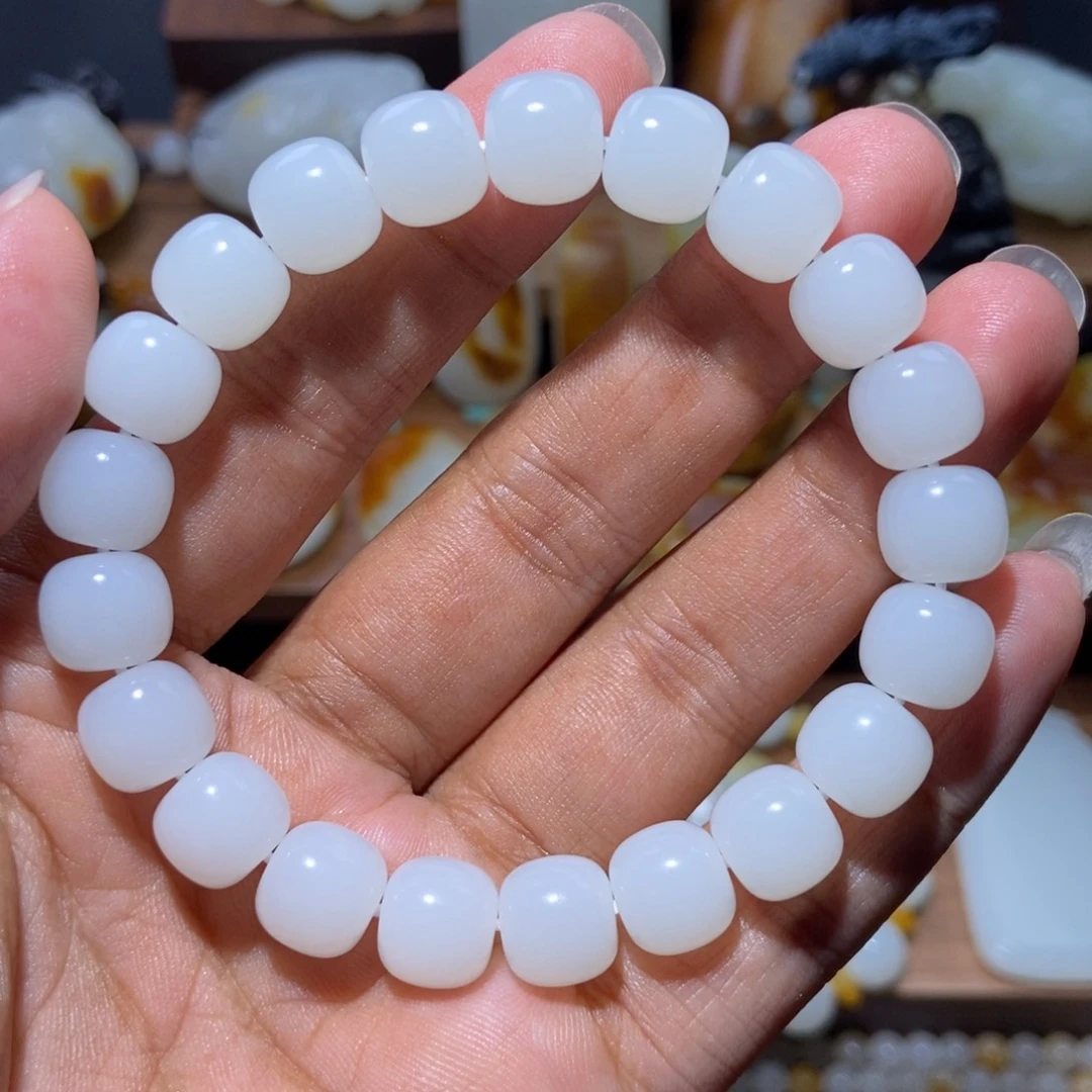 朱***尧和田玉未镶嵌颈饰