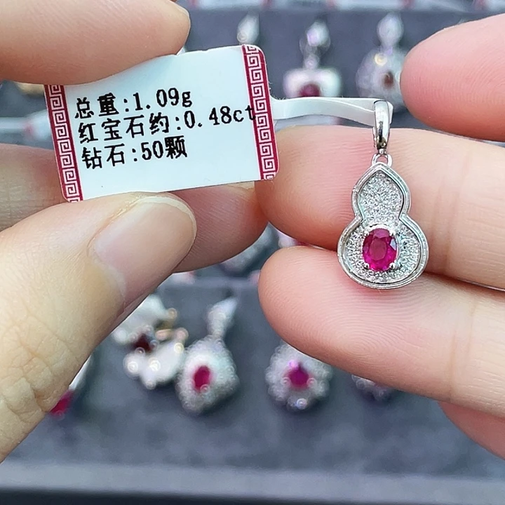 18K金镶嵌颈饰红宝石0.48缅甸万能扣