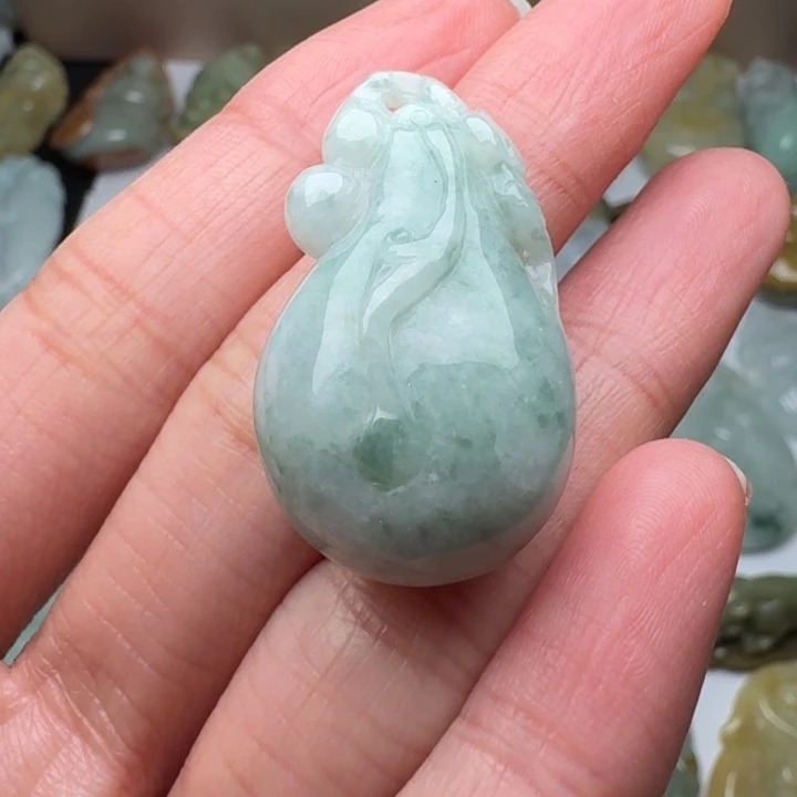 翡翠未镶嵌颈饰福袋