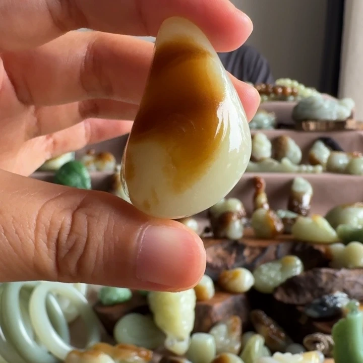颈饰未镶嵌和田玉（糖玉）