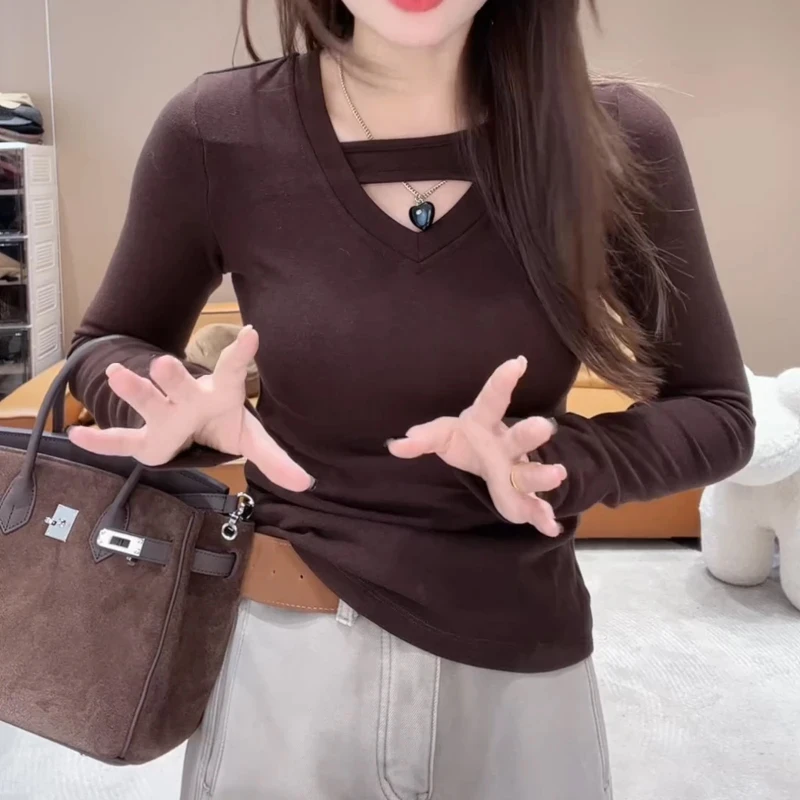 镂空V领磨毛T恤打底衫女秋冬内搭2025年新款高级感修身长袖上衣
