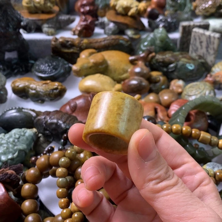 未镶嵌岫岩河磨玉（透闪石质玉）把件