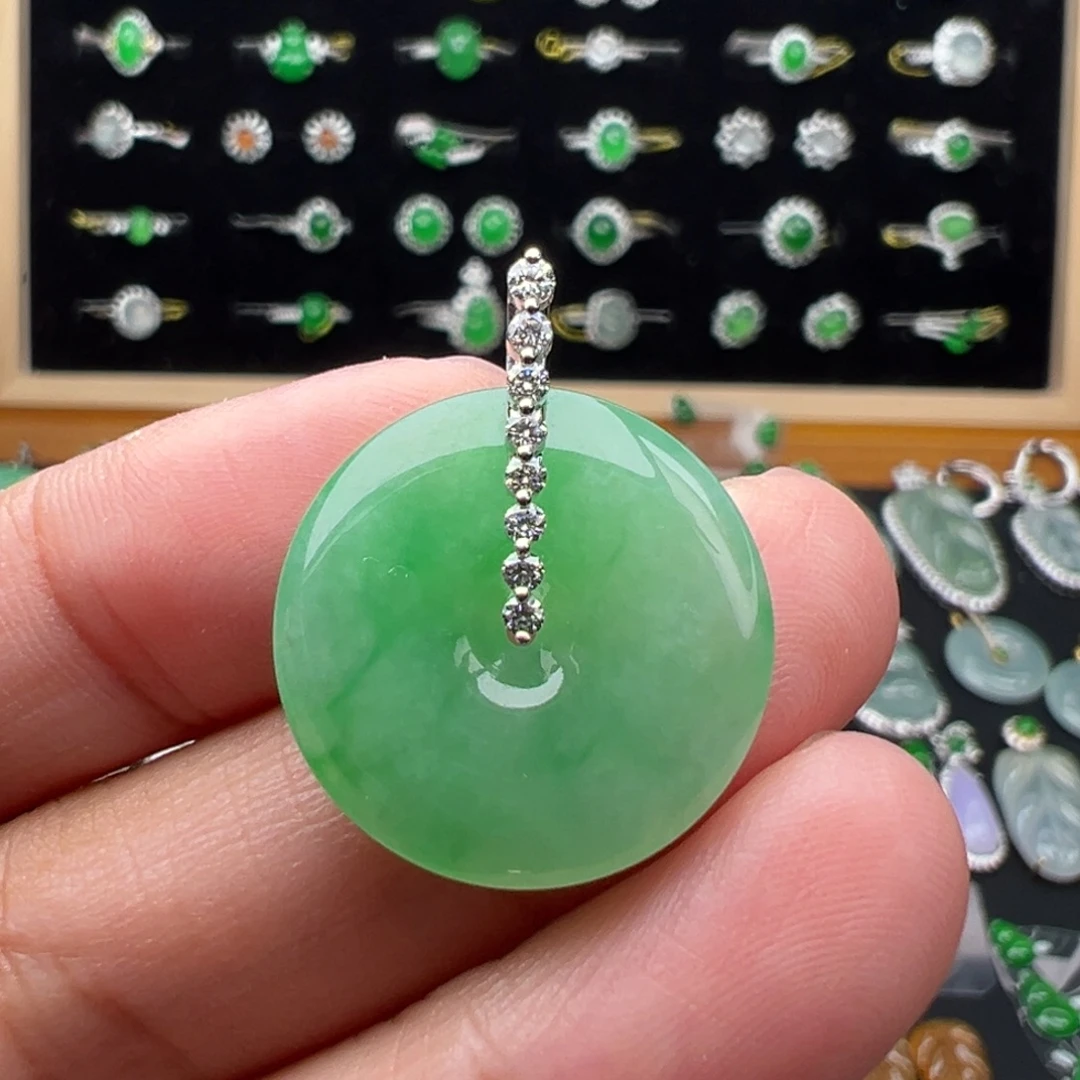 翡翠18K金镶嵌颈饰扣