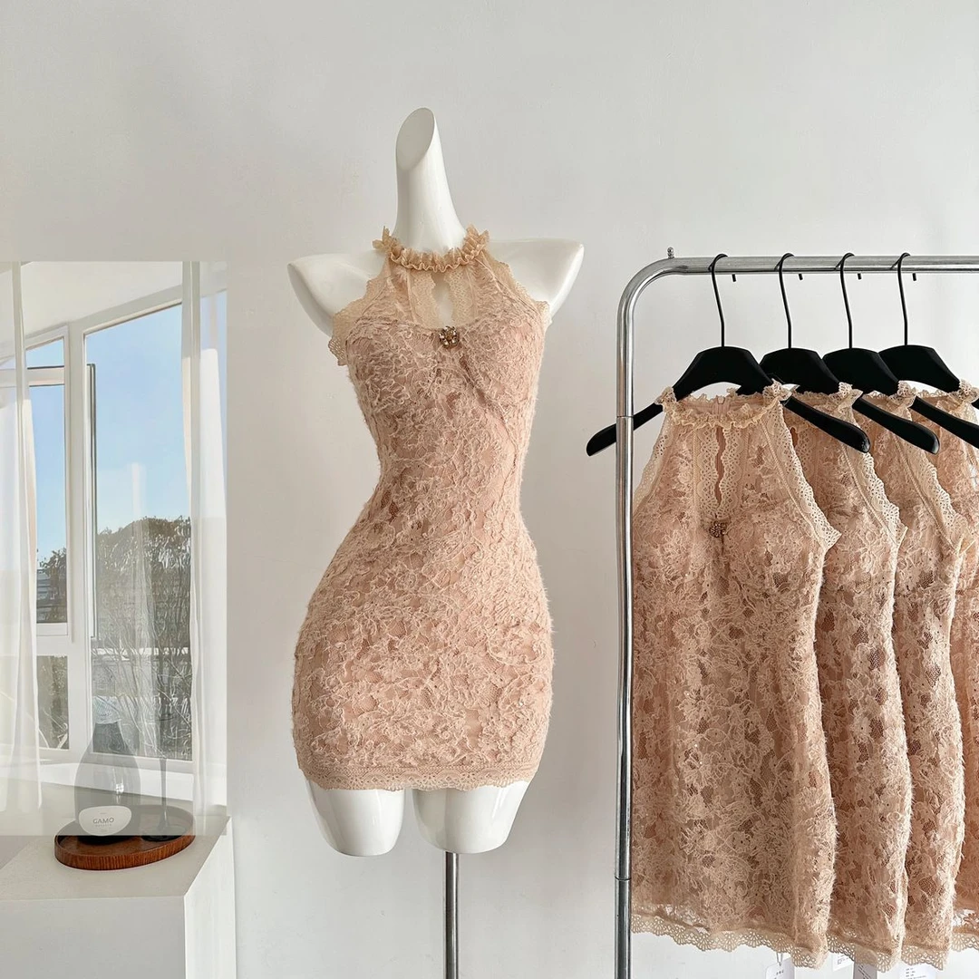 辣妹性感镂空蕾丝挂脖连衣裙女秋冬纯欲无袖内搭显瘦修身包臀短裙