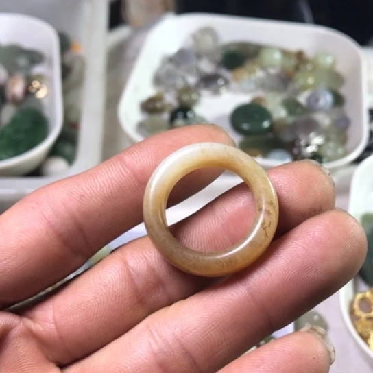 和田玉（糖玉）颈饰未镶嵌飛**絲