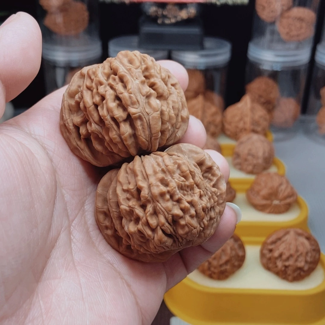 杜***冲福利四座楼核桃手把件！