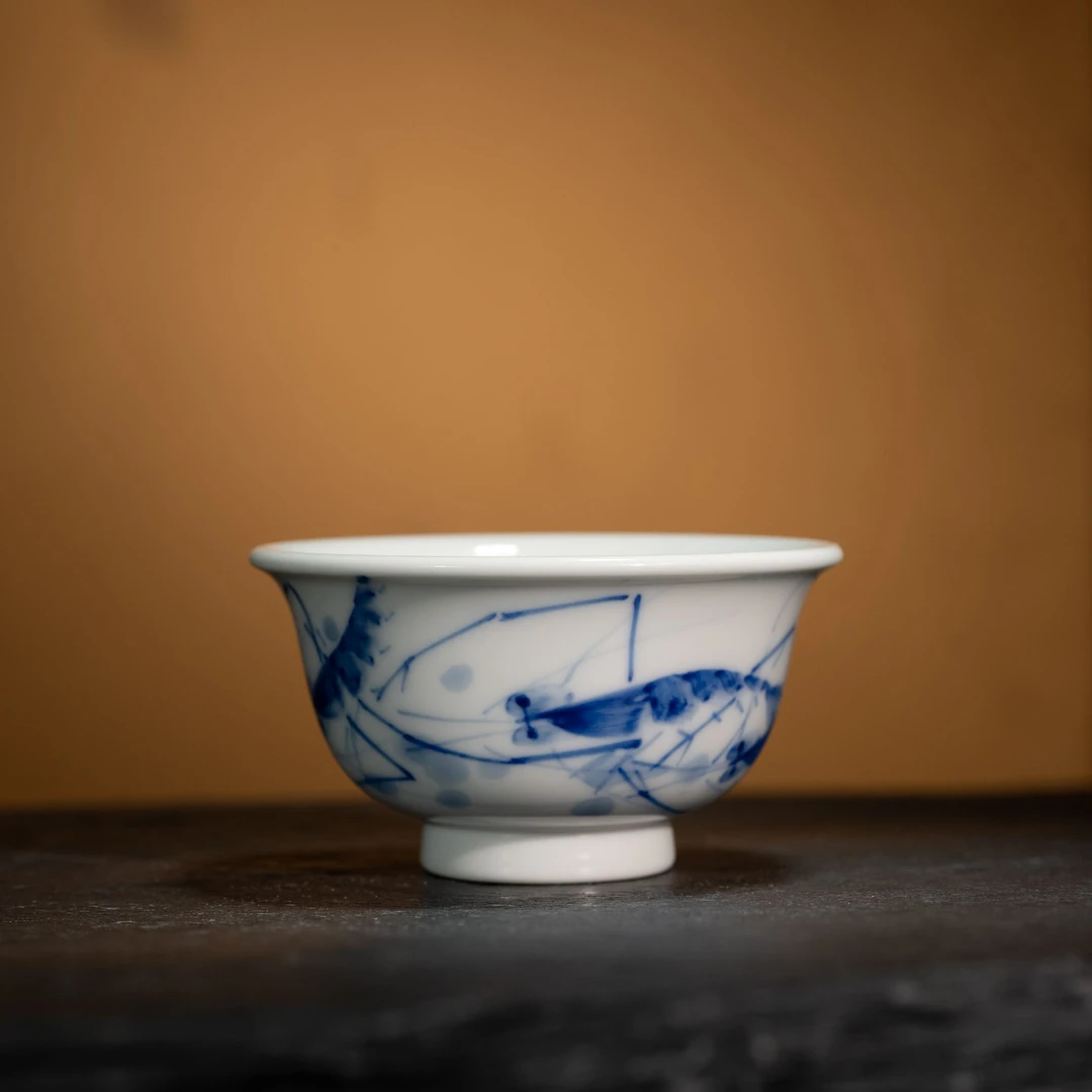 景德镇制-写意五虾虾趣压手 青花手绘杯