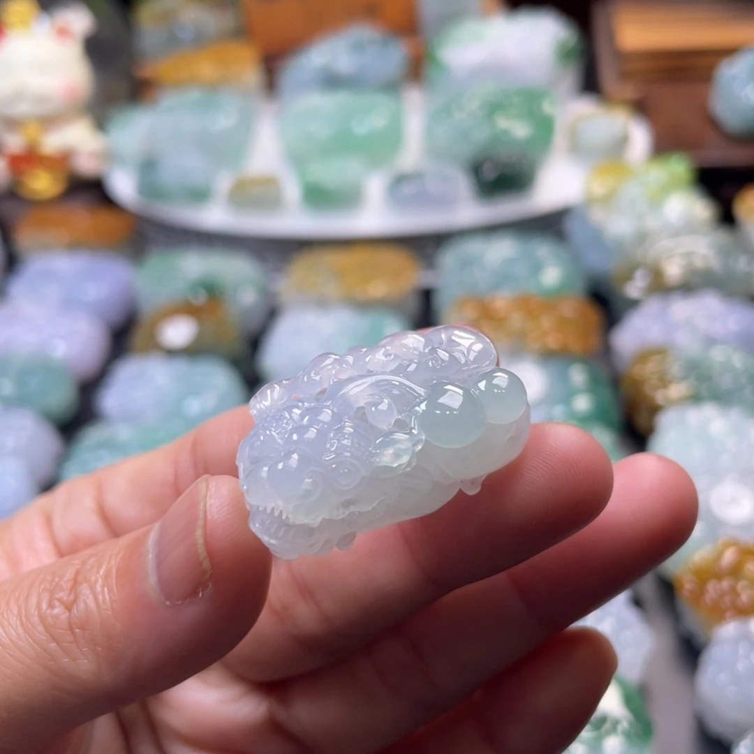 翡翠未镶嵌颈饰貔貅