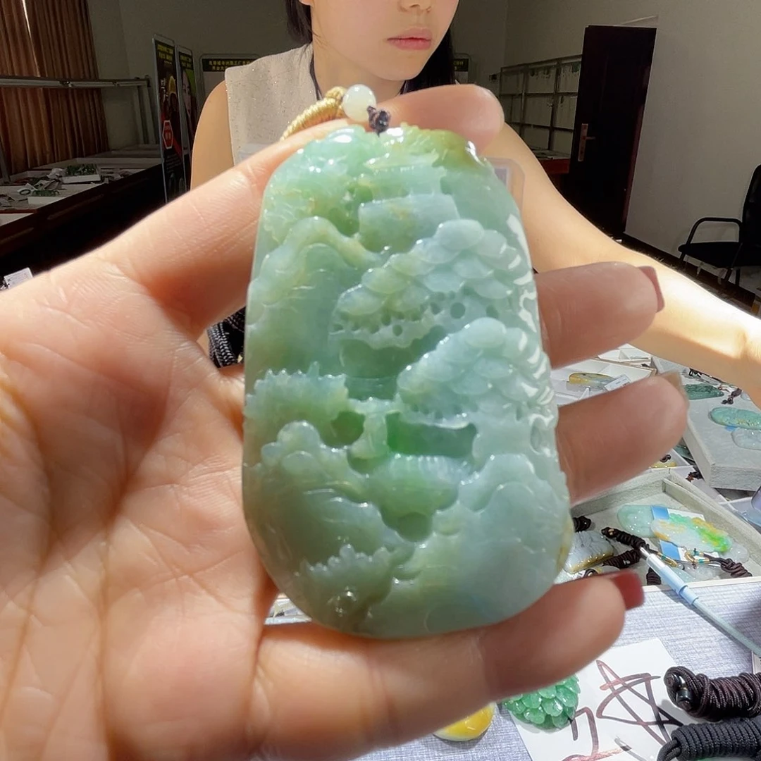 翡翠未镶嵌颈饰一个