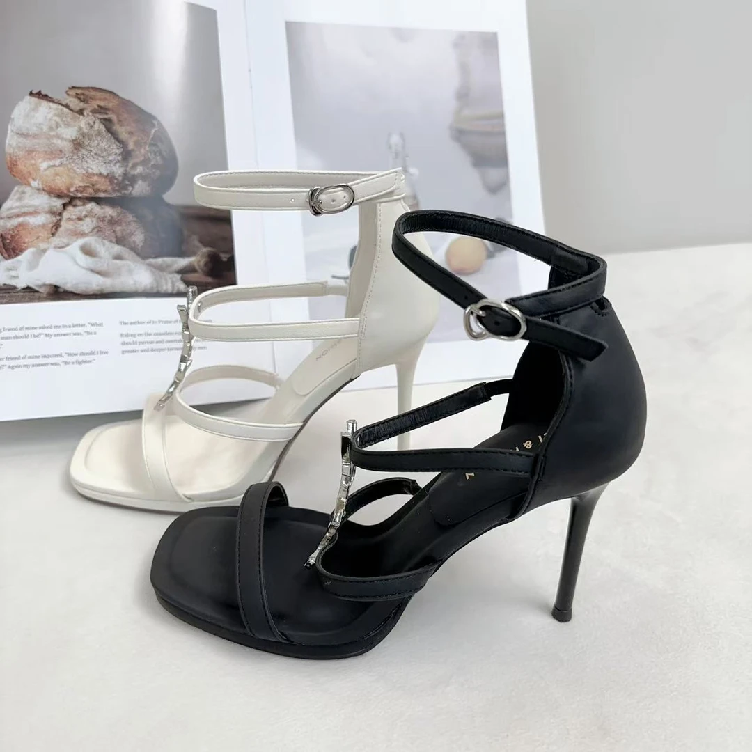 新款性感露趾高跟一字带凉鞋女大牌时尚金属扣细跟罗马鞋W7753