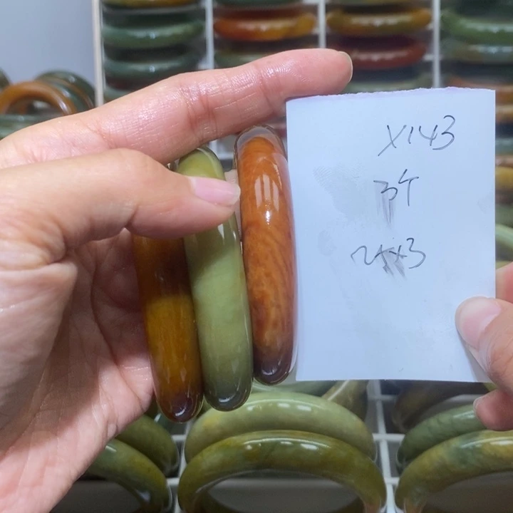 蛇纹石玉未镶嵌手镯后*