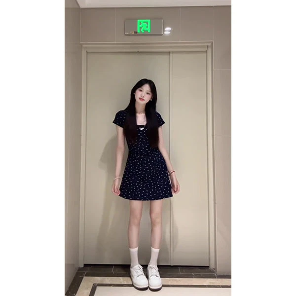 法式气质蕾丝拼接蓝色碎花连衣裙子女夏季2025年新款收腰显瘦短裙