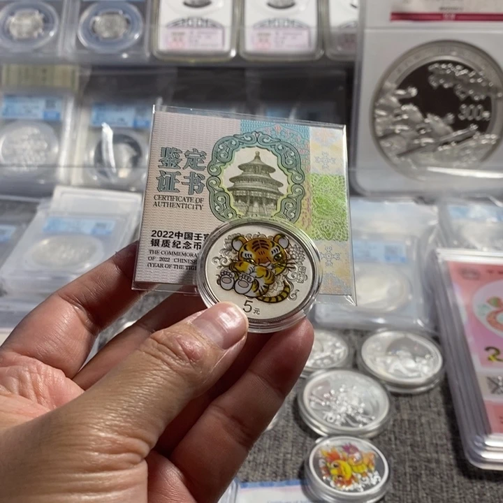 纯银2022年彩色虎银币带证无盒
