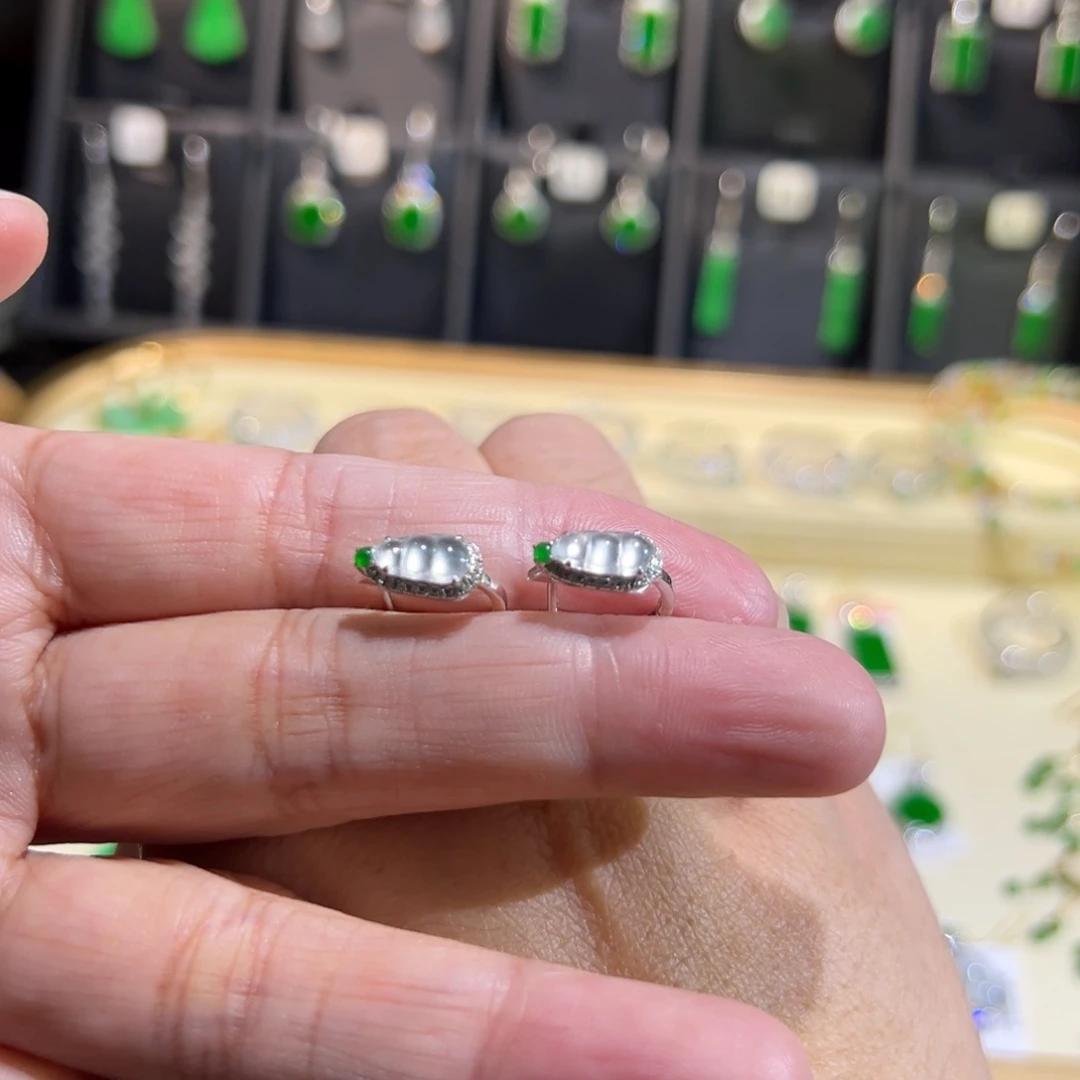 颈饰18K金镶嵌翡翠耳包