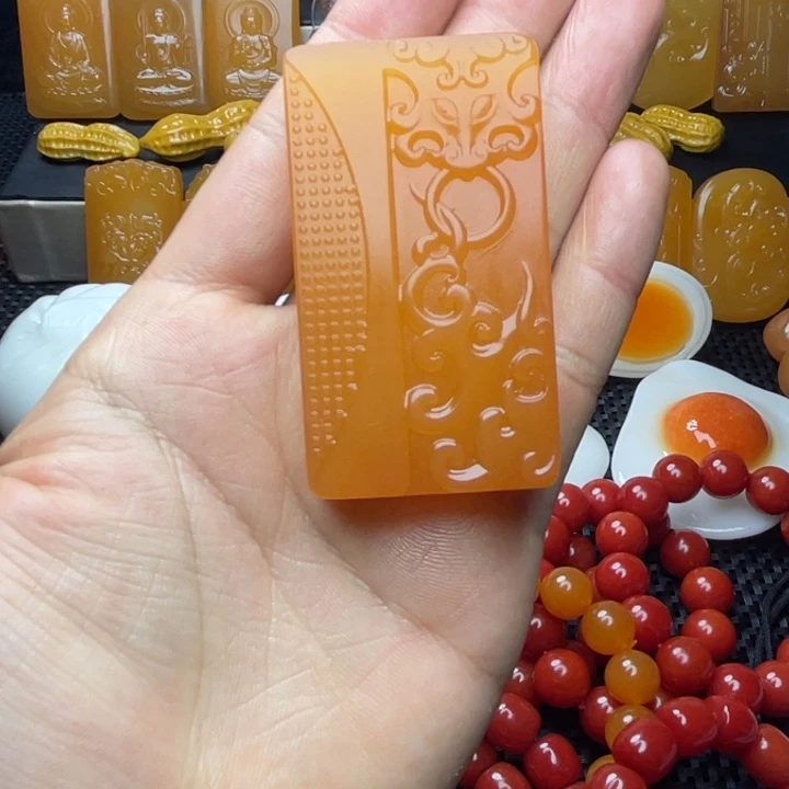 石英石只买单纯的吊坠，没带链子，属的性质。新疆戈壁五彩石