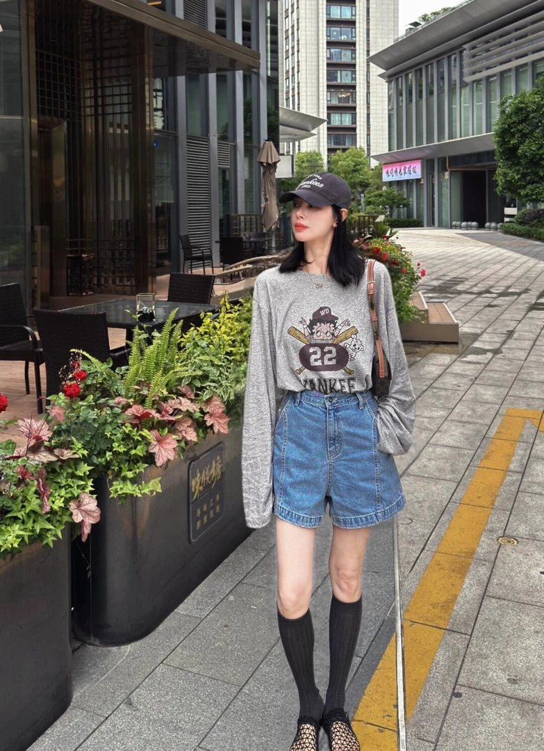 2025早秋新款高级小众不撞款设计感灰色印花长袖t恤女百搭牛仔裤