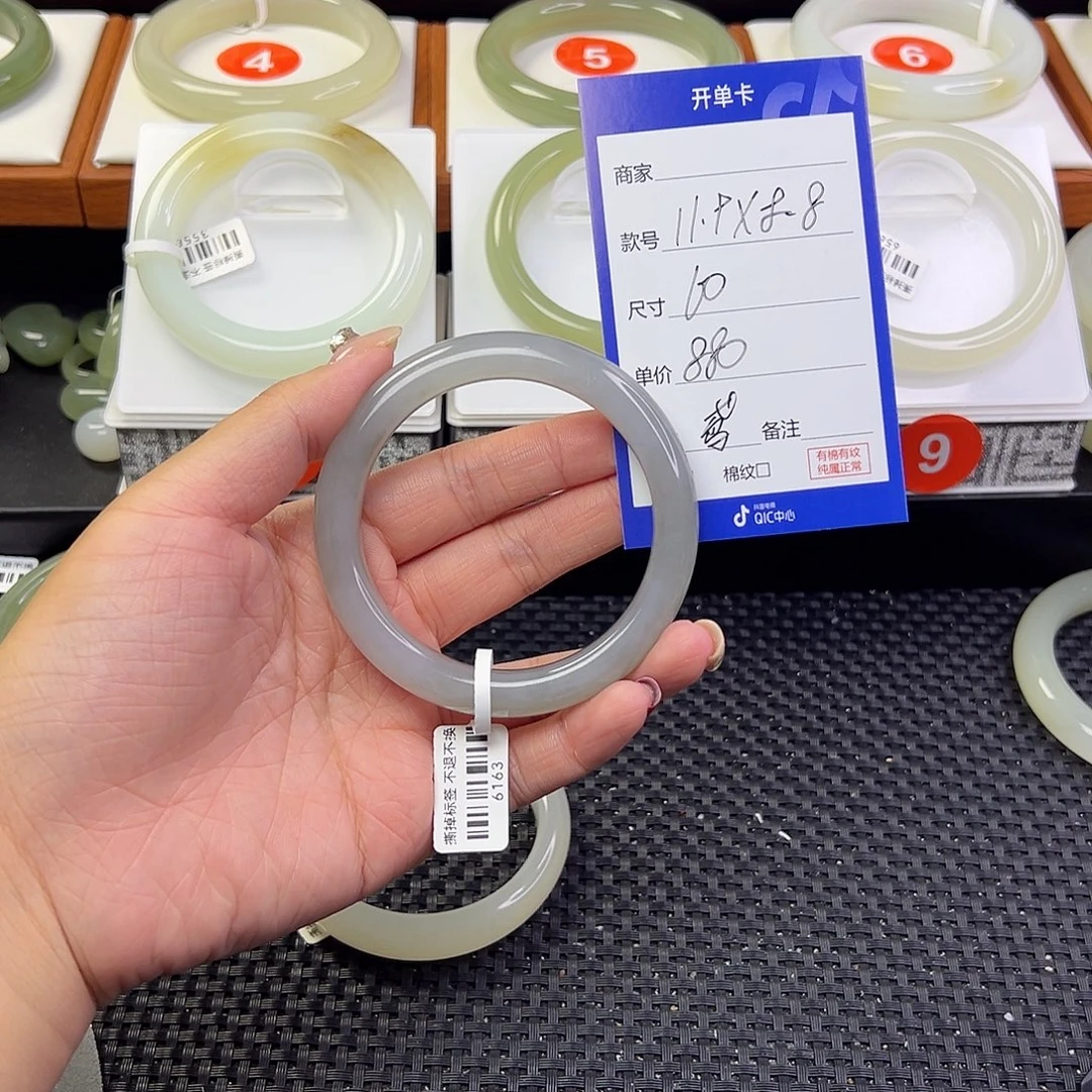 鸢***未镶嵌手镯和田玉