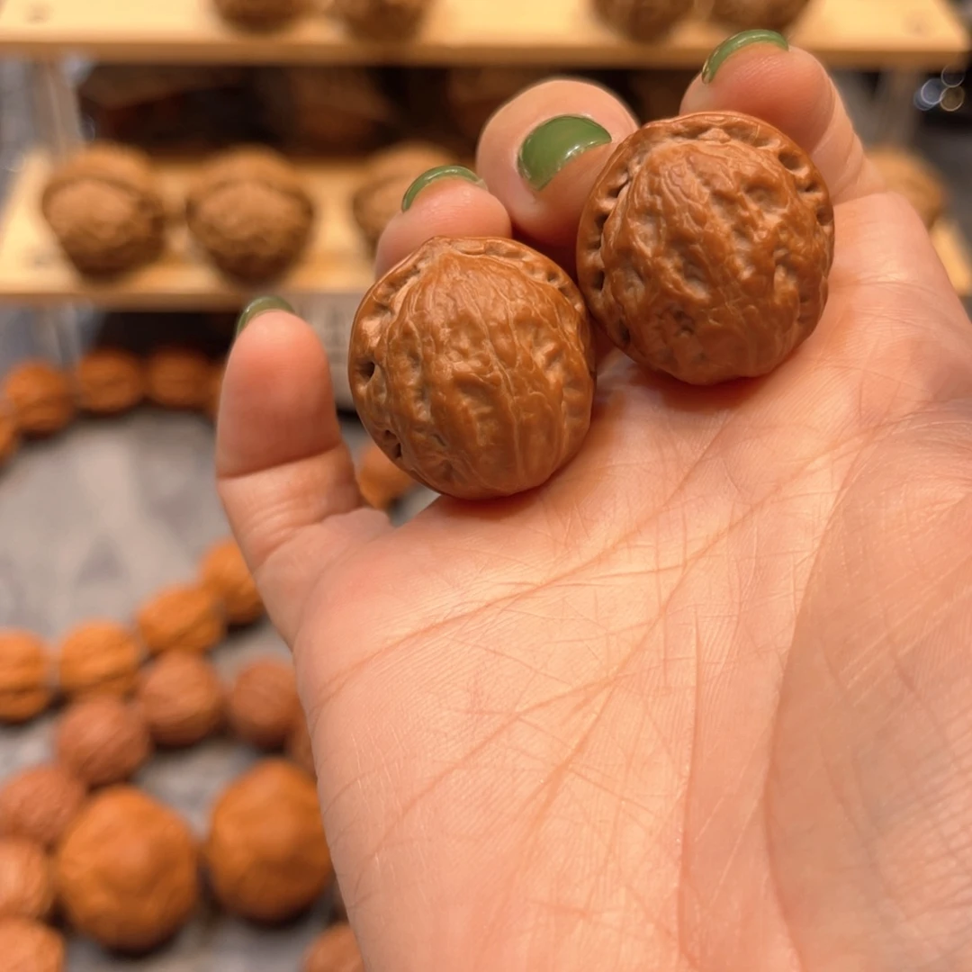 桃核把件红皮绣球