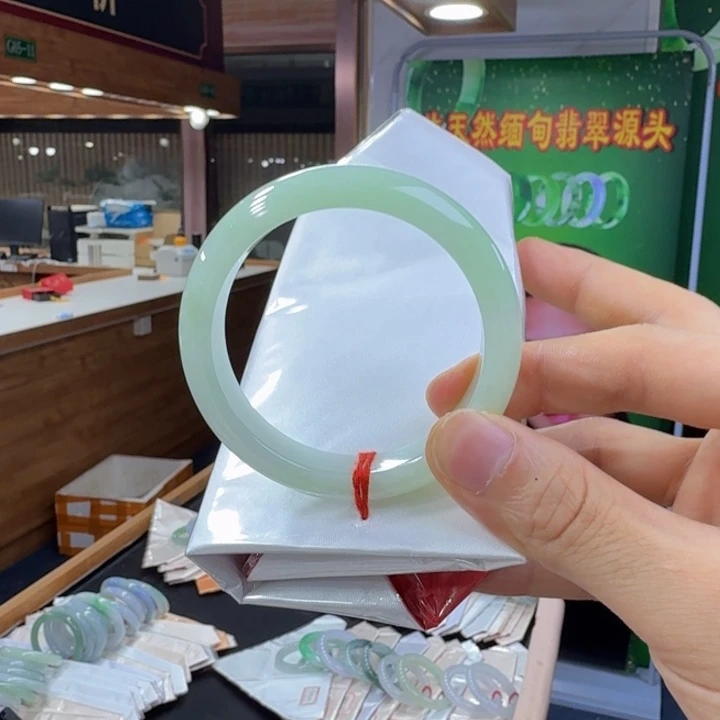 突***秃翡翠手镯未镶嵌纯天然缅甸翡翠A货