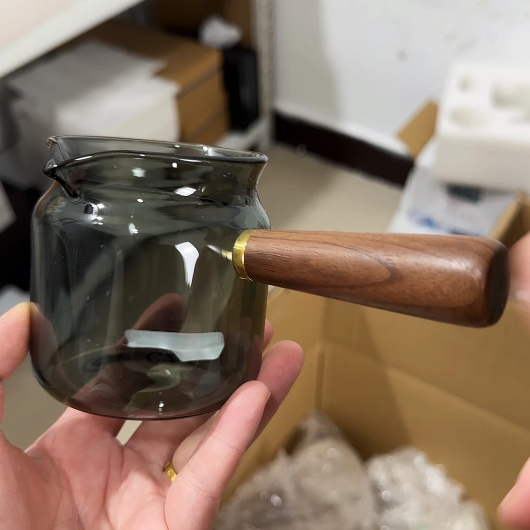 233全新高硼硅周年透黑把手公道杯