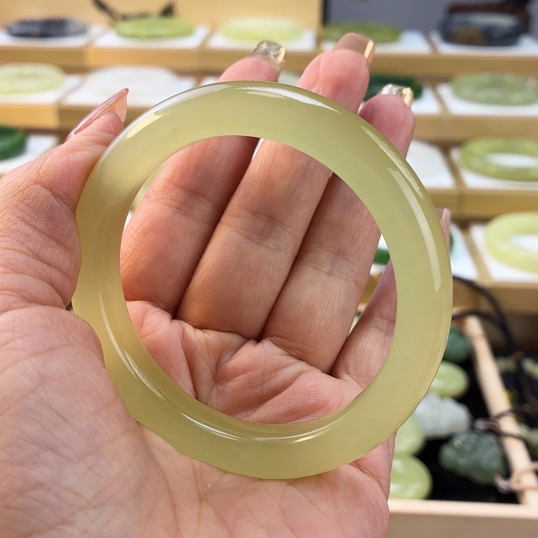 和田玉未镶嵌手镯