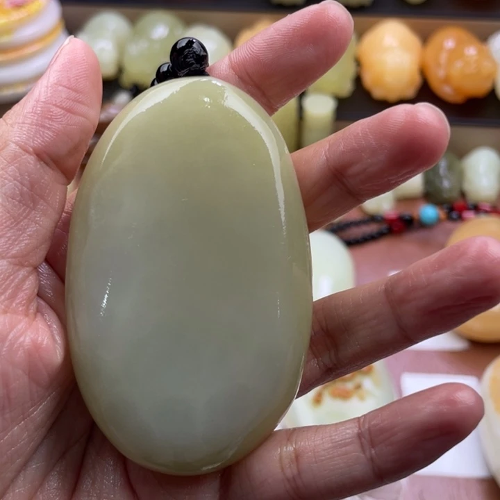 若***常石材古青石手把件