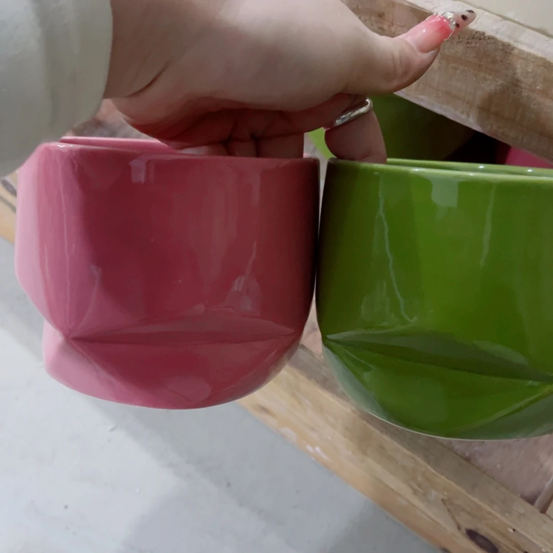 有孔，陶瓷花盆满10米包邮发货。微瑕介意慎拍