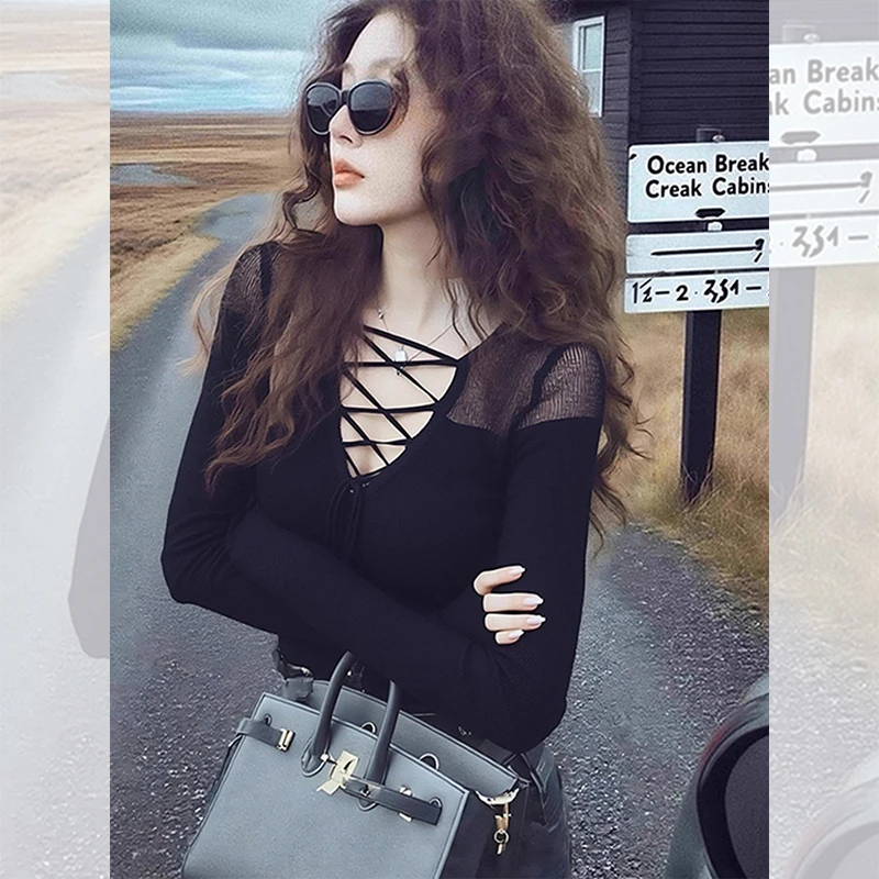 2026洋气时髦气质高贵秋冬季穿搭女装黑色镂空V领网纱针织打底衫
