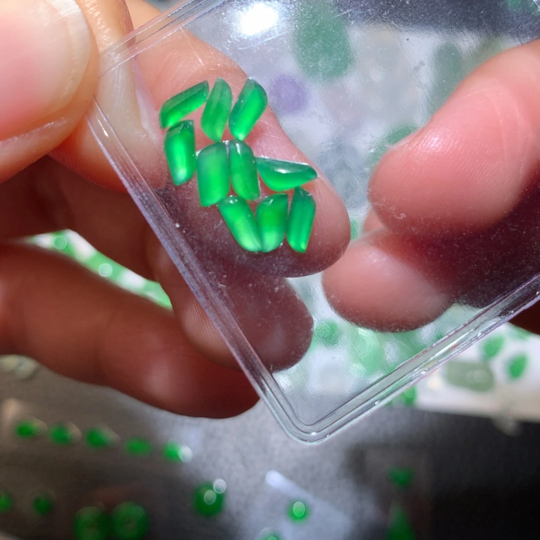 翡翠未镶嵌颈饰随行