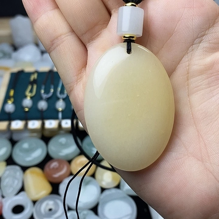 石英质玉未镶嵌颈饰徐*姐