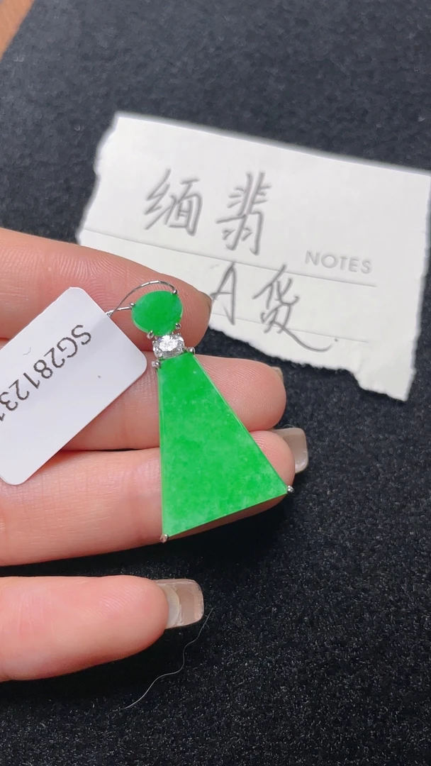 天然缅甸翡翠冰阳辣色方牌精美满绿2813