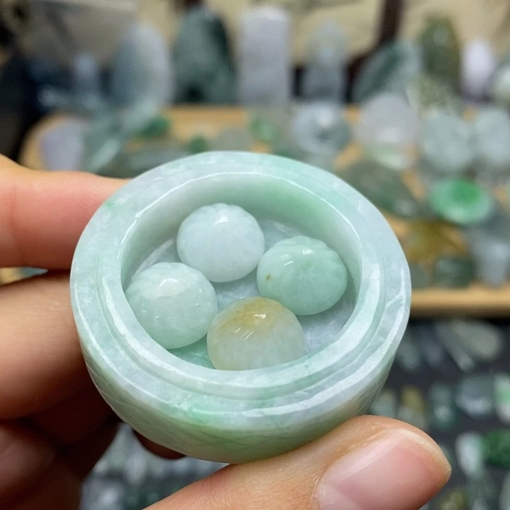 翡翠未镶嵌颈饰蒸蒸日上