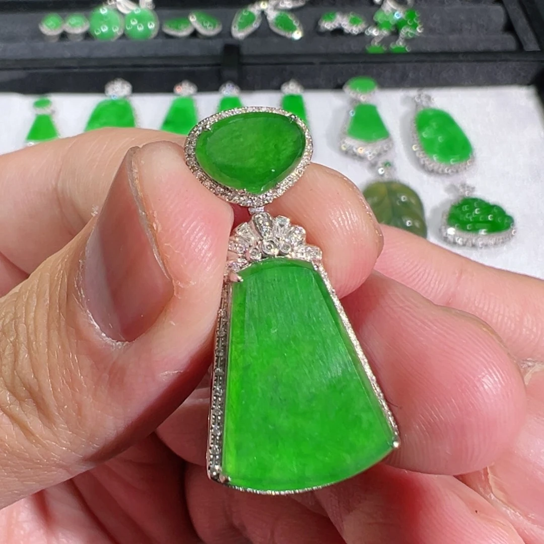 【闪购商品】翡翠吊坠(不含链)18K金镶嵌