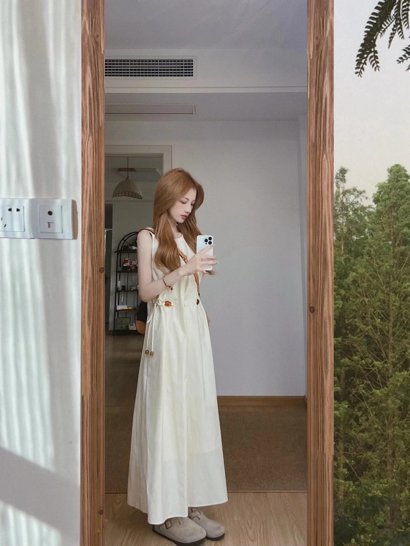 米色无袖连衣裙女2025夏季新款法式度假风串珠显瘦休闲背心裙长裙
