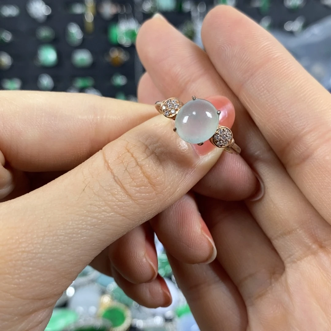 颈饰未镶嵌翡翠?