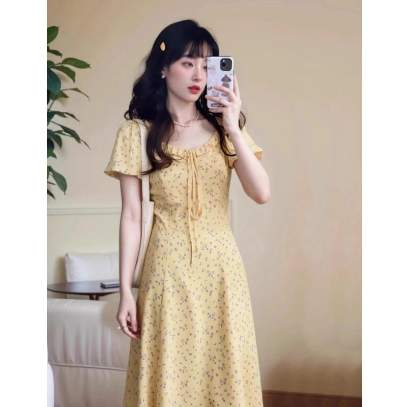 2025新款裙子法式复古小众设计感方领收腰显瘦泡泡袖碎花连衣裙