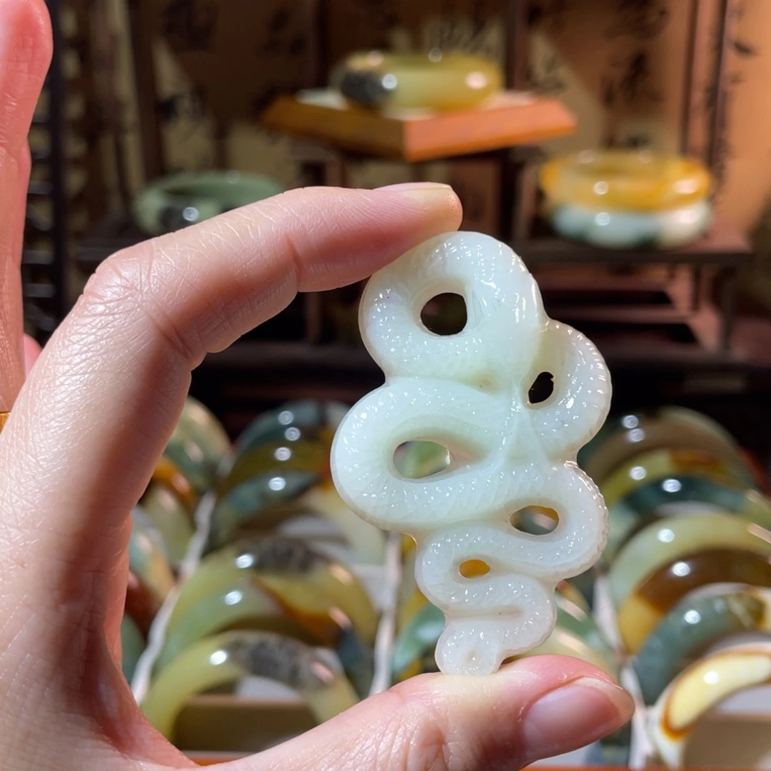 蛇纹石玉未镶嵌手镯