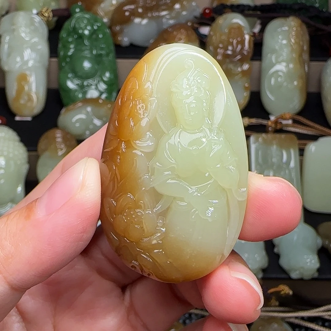 如***金和田玉未镶嵌颈饰