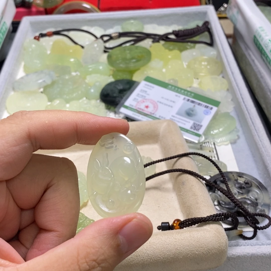 蛇纹石玉未镶嵌颈饰
