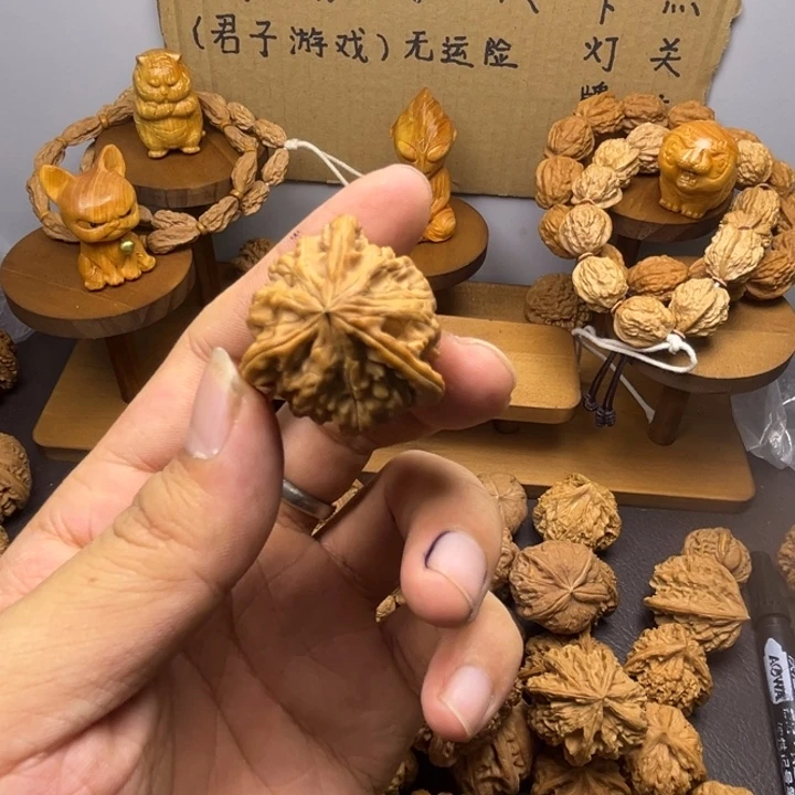 快***恼桃核吊坠三棱人奔