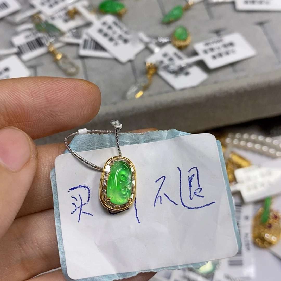 【闪购商品】颈饰18K金镶嵌翡翠方**姐吊坠