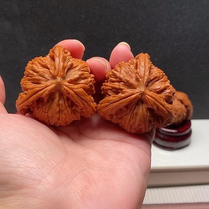 芝***爷吊坠文玩核桃白奔