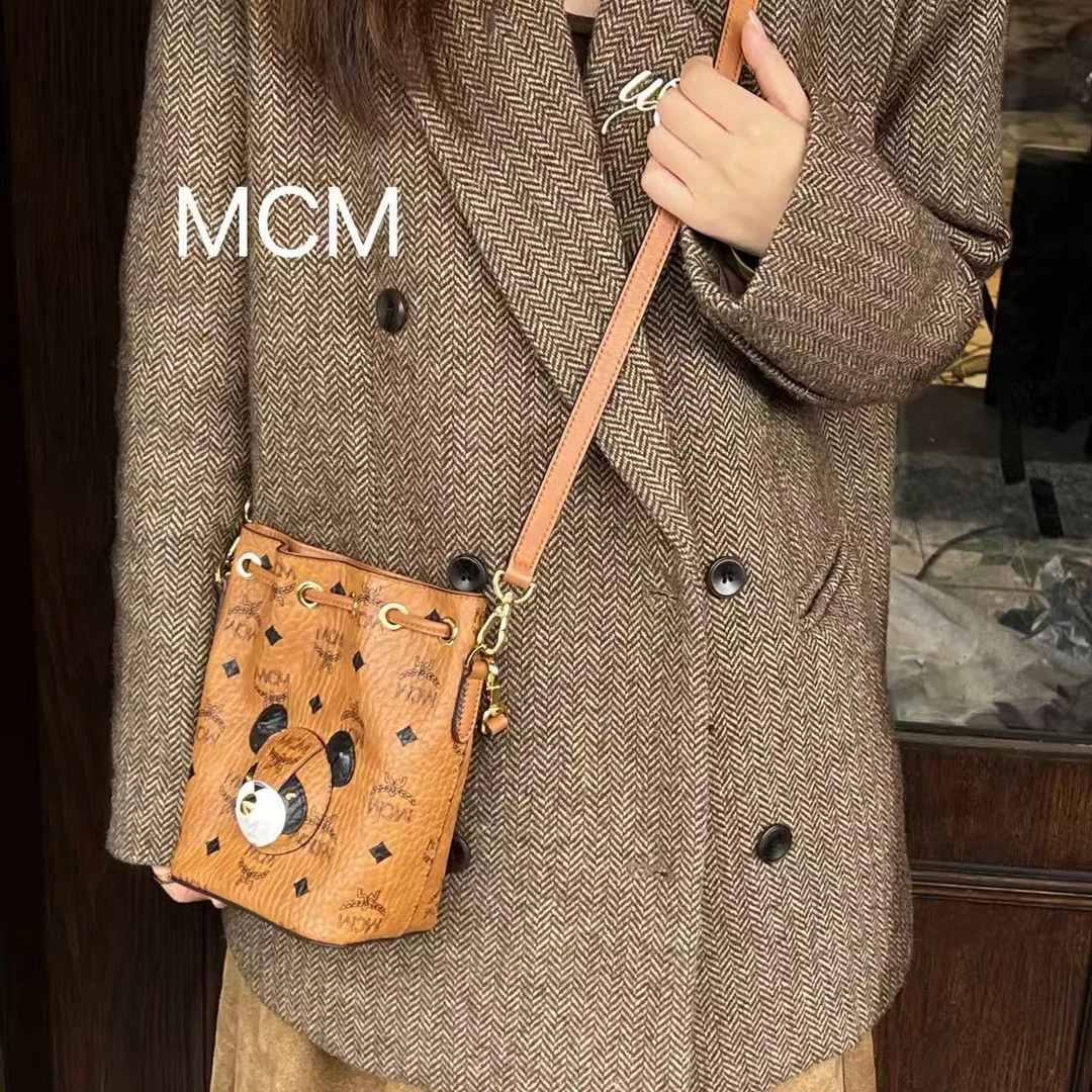 95新 MCM A1643经典百搭干邑色斜跨包包95新/代卖服务