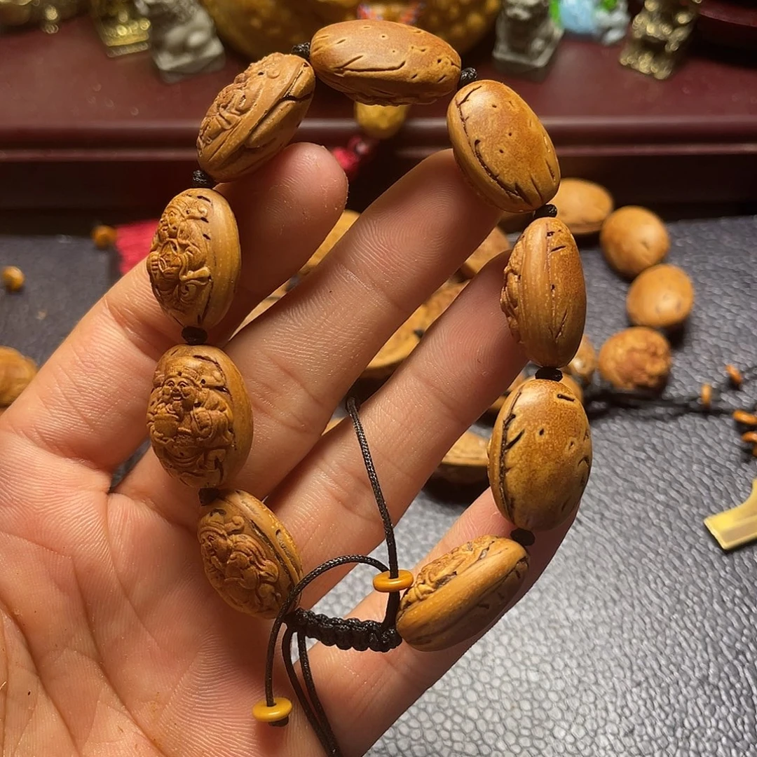 大桃核雕刻瑕疵财神