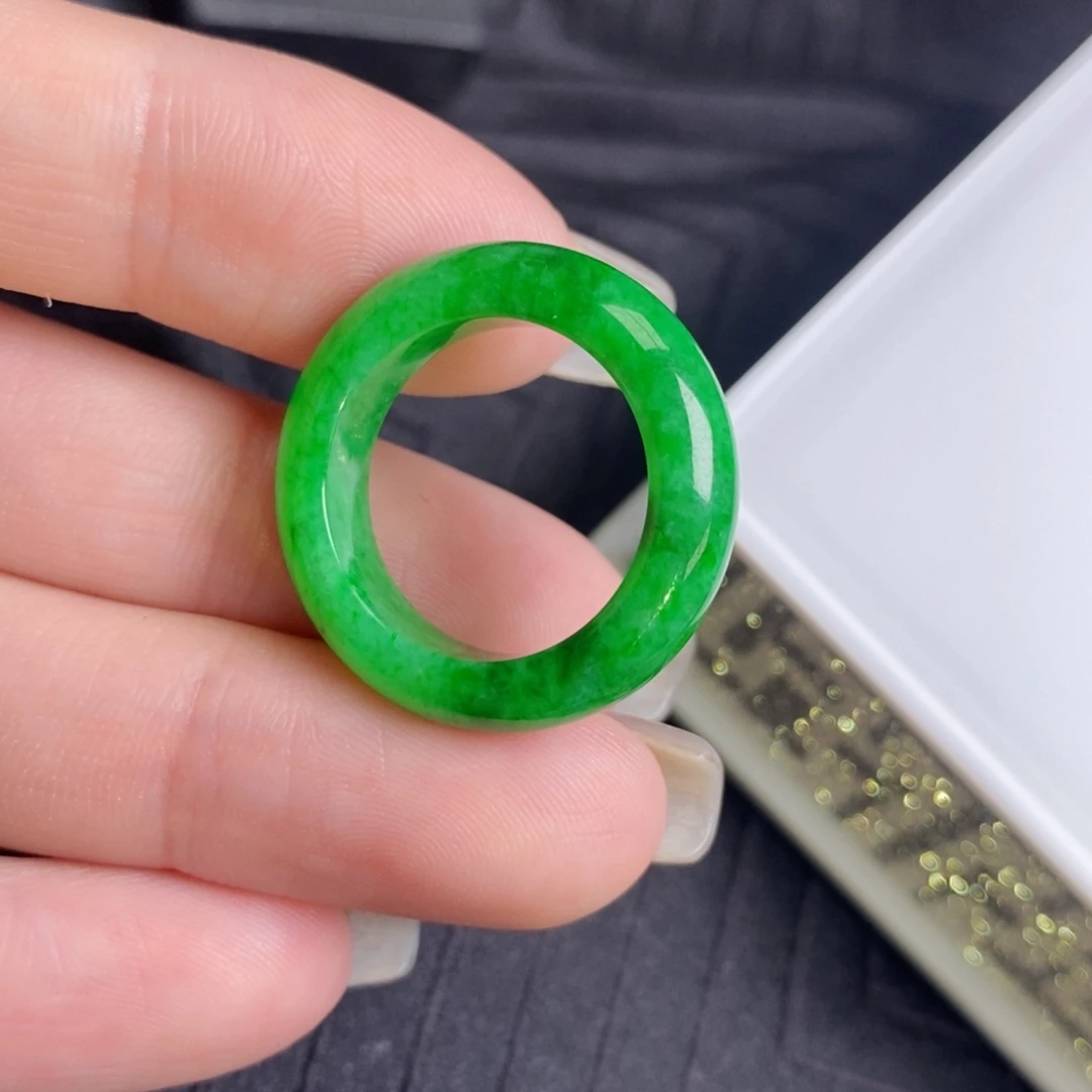 翡翠未镶嵌戒圈辣阳绿