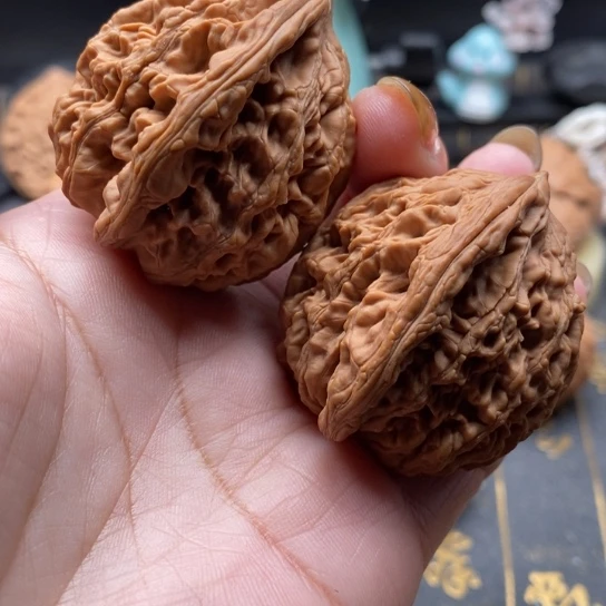 文玩核桃吊坠虎头